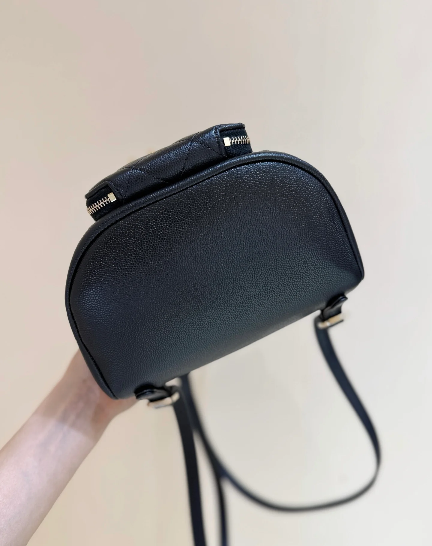 Рюкзак Chanel 25b из кожи личи, черный с золотой фурнитурой.