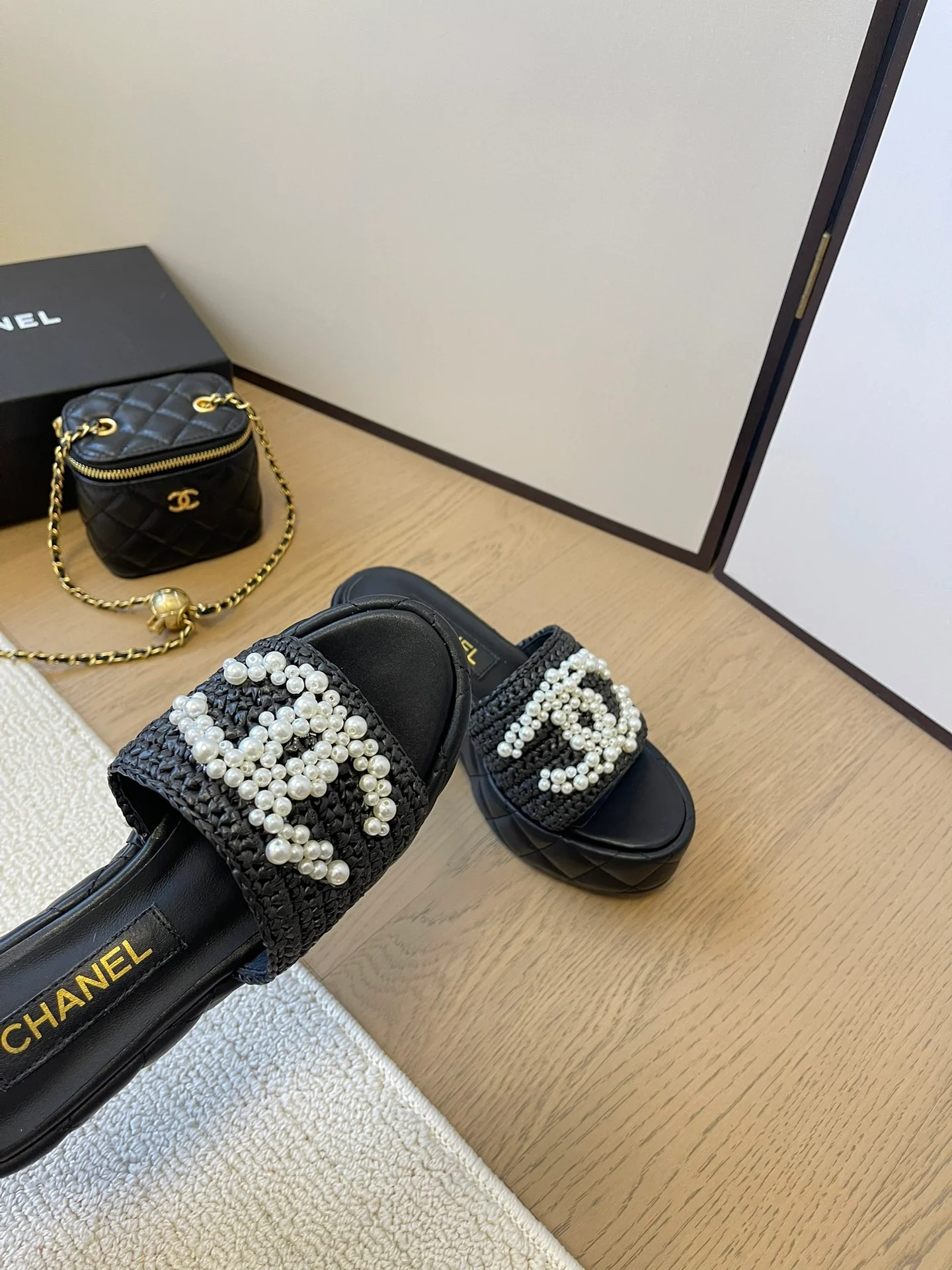 Сандалии Chanel 2024 на платформе с жемчужным принтом - черные