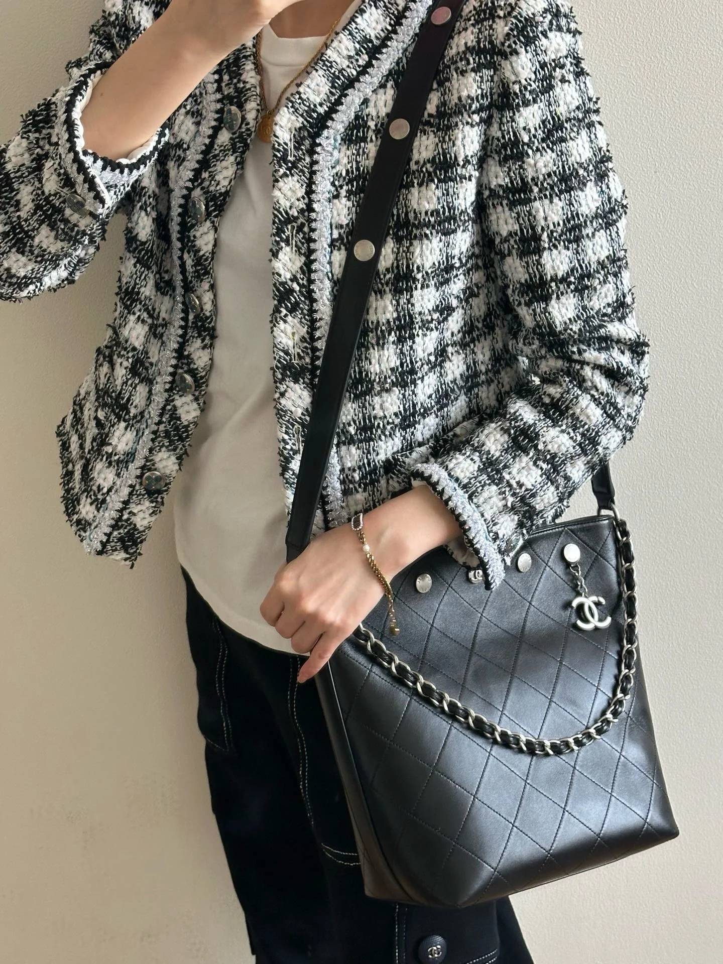 Сумка Chanel в стиле хиппи с золотой монетой 25 пенсов — черно-серебряная.