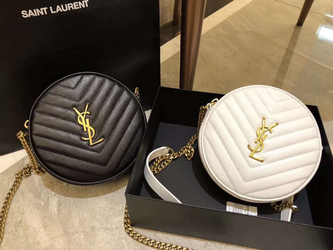 Маленькая круглая сумка YSL Vinyle - черная с золотой фурнитурой.
