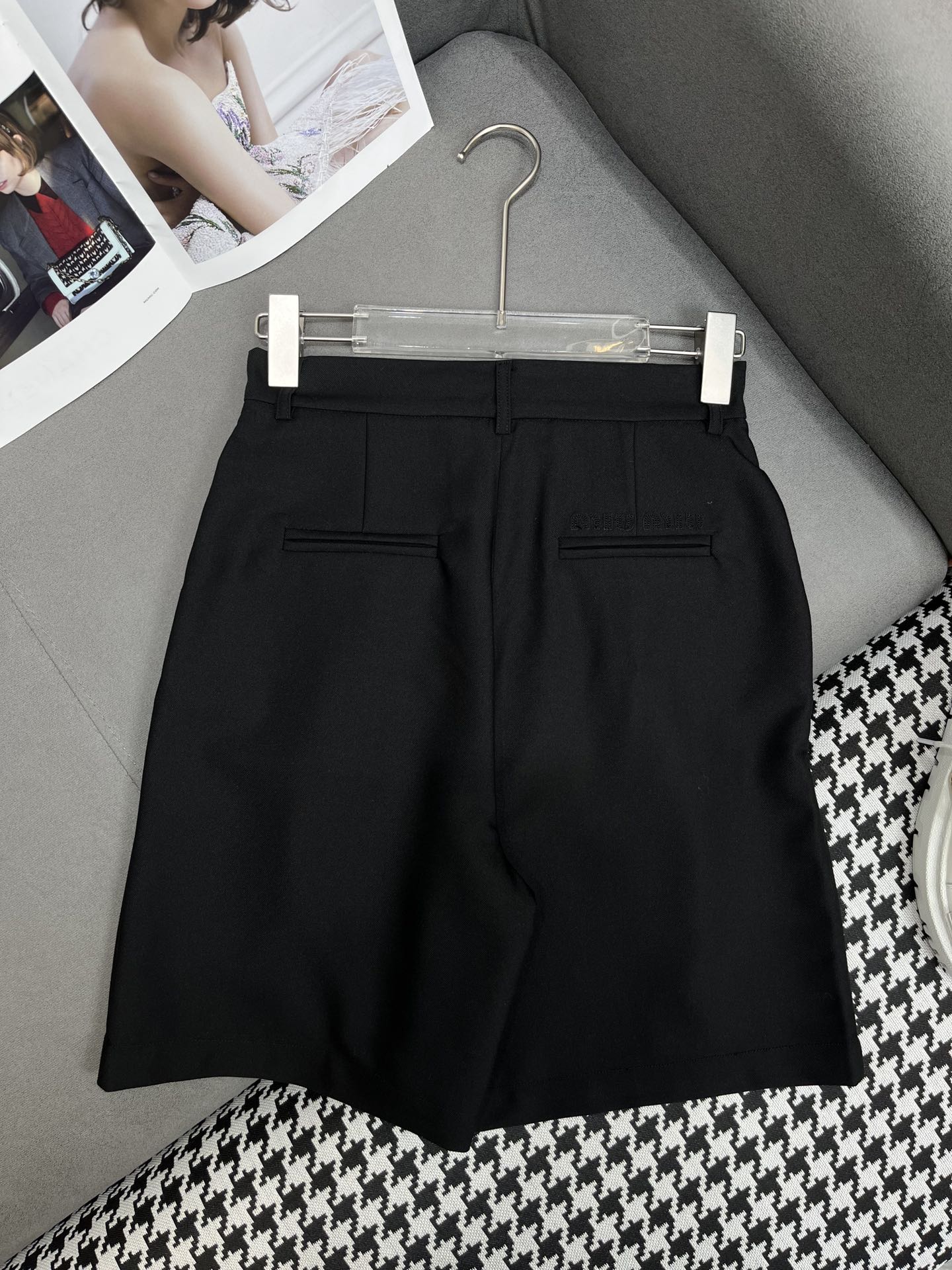 Miu Miu - 2404 - 24ss Весенне-летние новые шорты с металлической пряжкой в ??виде буквы - Черные