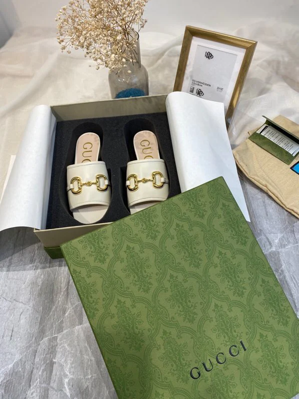 Уличные тапочки Gucci с пряжкой
