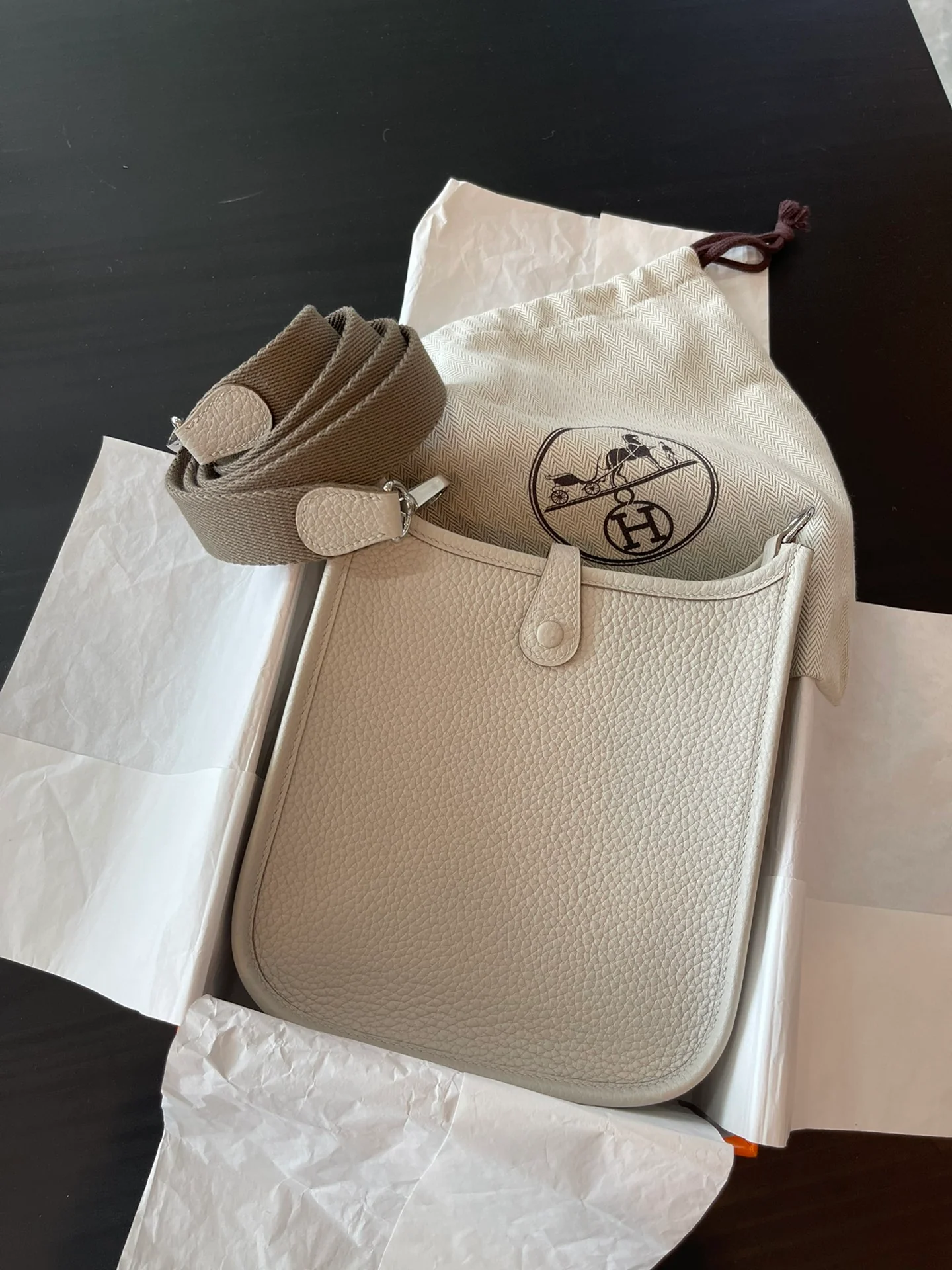 Пряжка Hermes Evelyne 16 tc жемчужно-серого цвета с серебряным покрытием