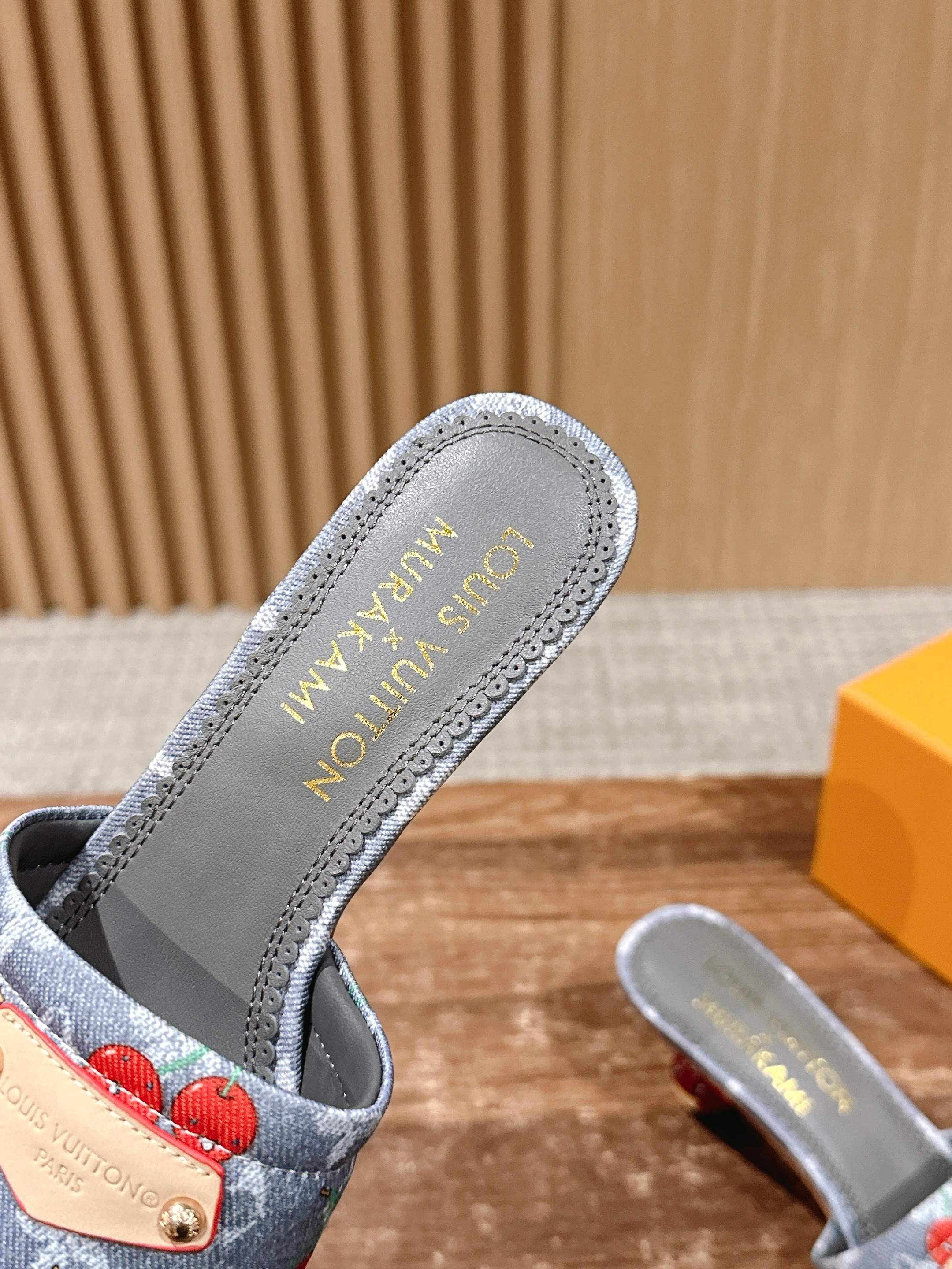 LV - Коллекция Такаши Мураками в стиле ретро - Сандалии на низком каблуке - Серые