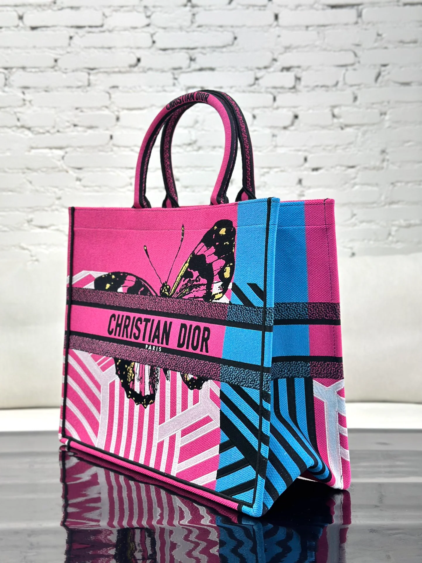 Большая сумка-тоут Dior для книг с вышивкой в ??виде бабочек.