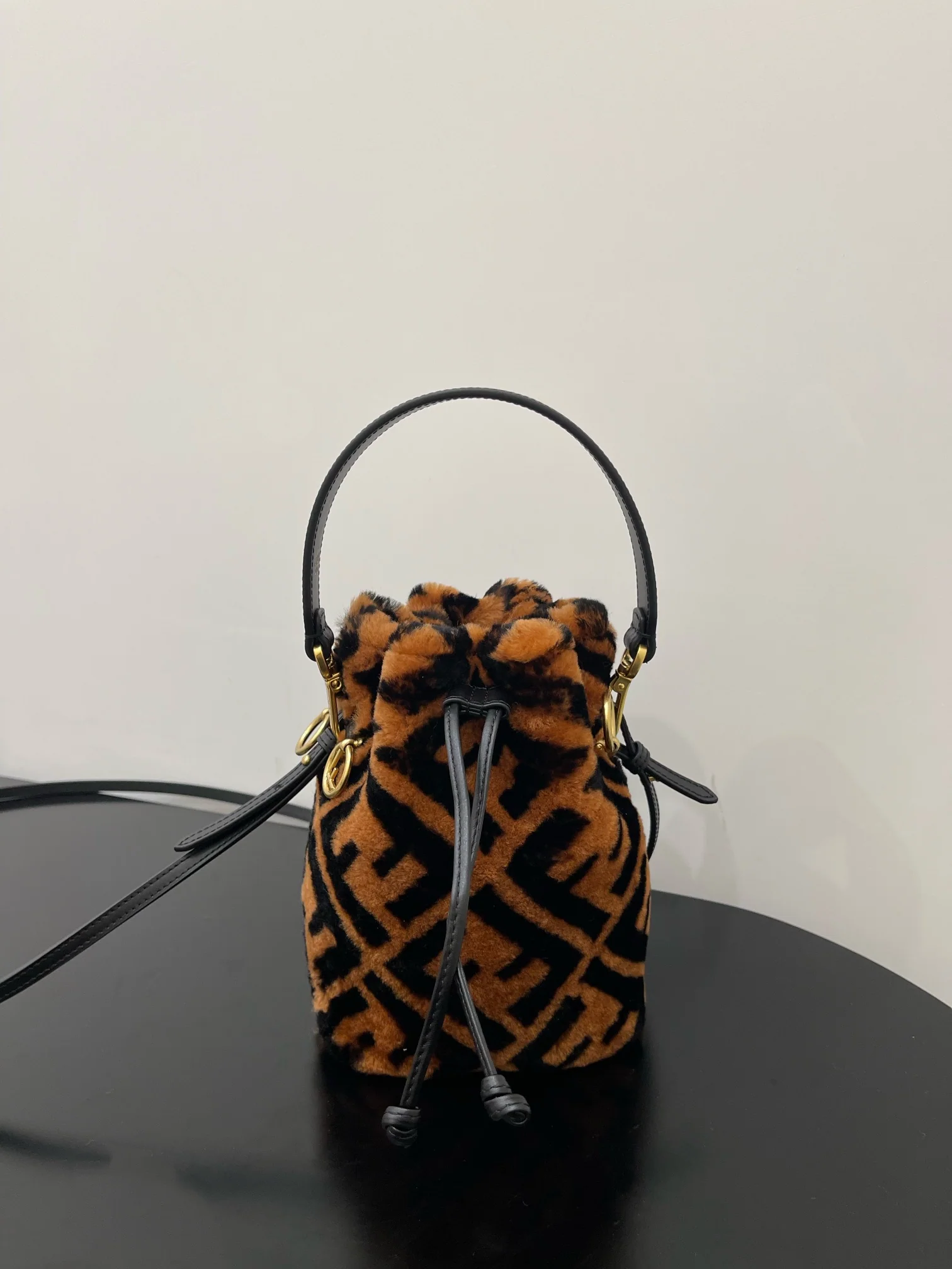 Fendi - Мини-сумка-ведро из шерсти карамельного цвета