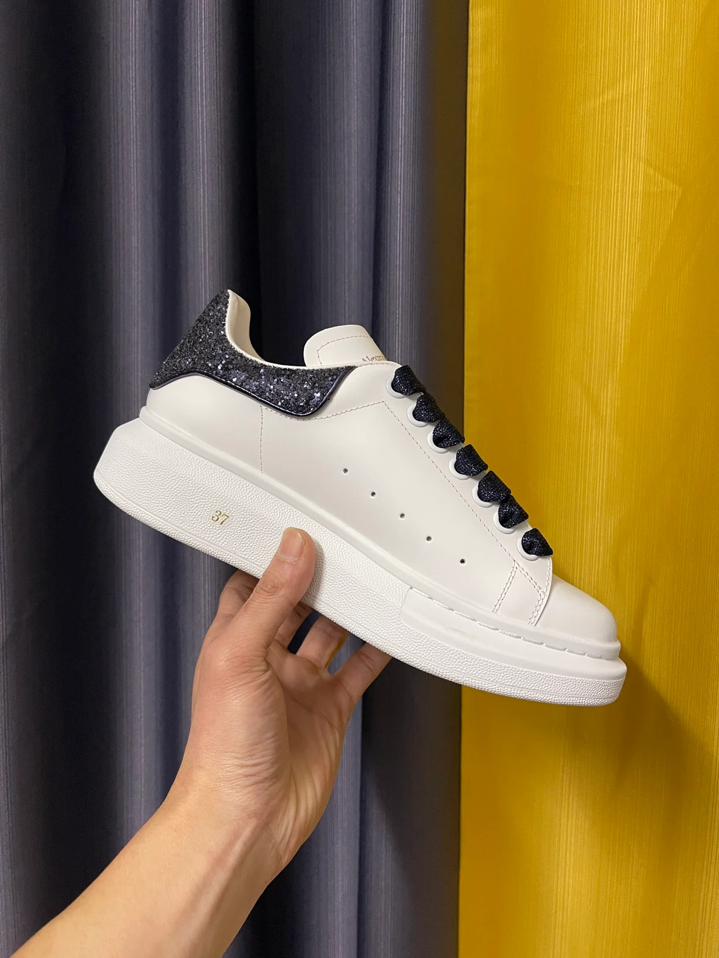 Классические белые кроссовки McQueen - унисекс - темно-синяя задняя часть - премиум-издание