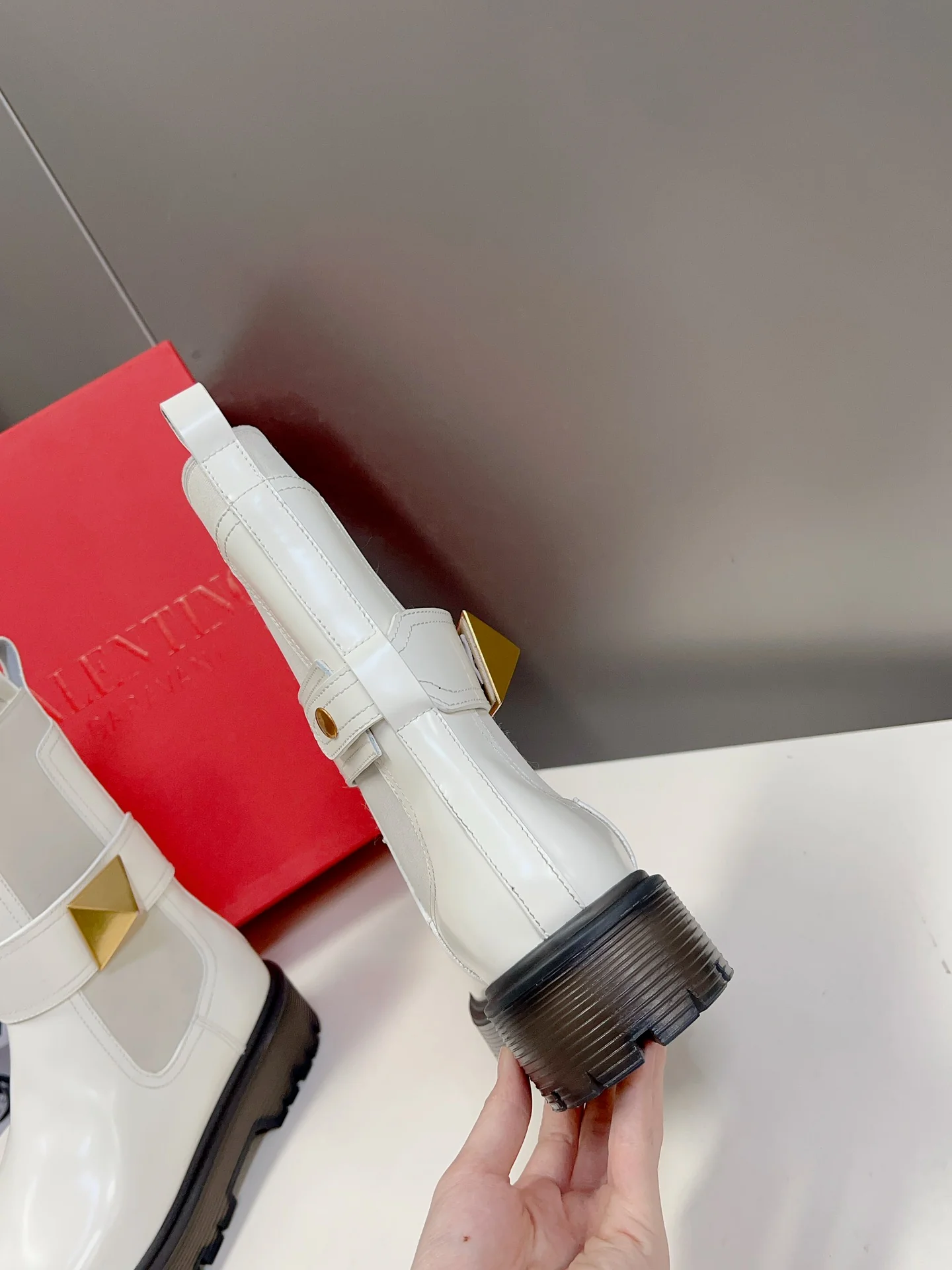 Коллекция Valentino осень/зима 2023, представленная на подиуме - Ботильоны - С крупными заклепками сбоку - Белые