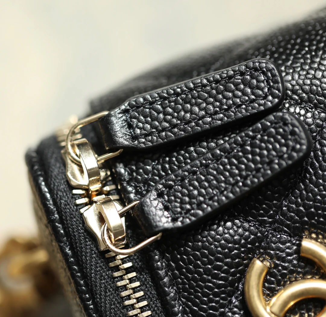 Chanel Весна/Лето 2023 - Маленькая сумка через плечо с цепочкой и регулируемой застежкой в ??форме сердца - Черная