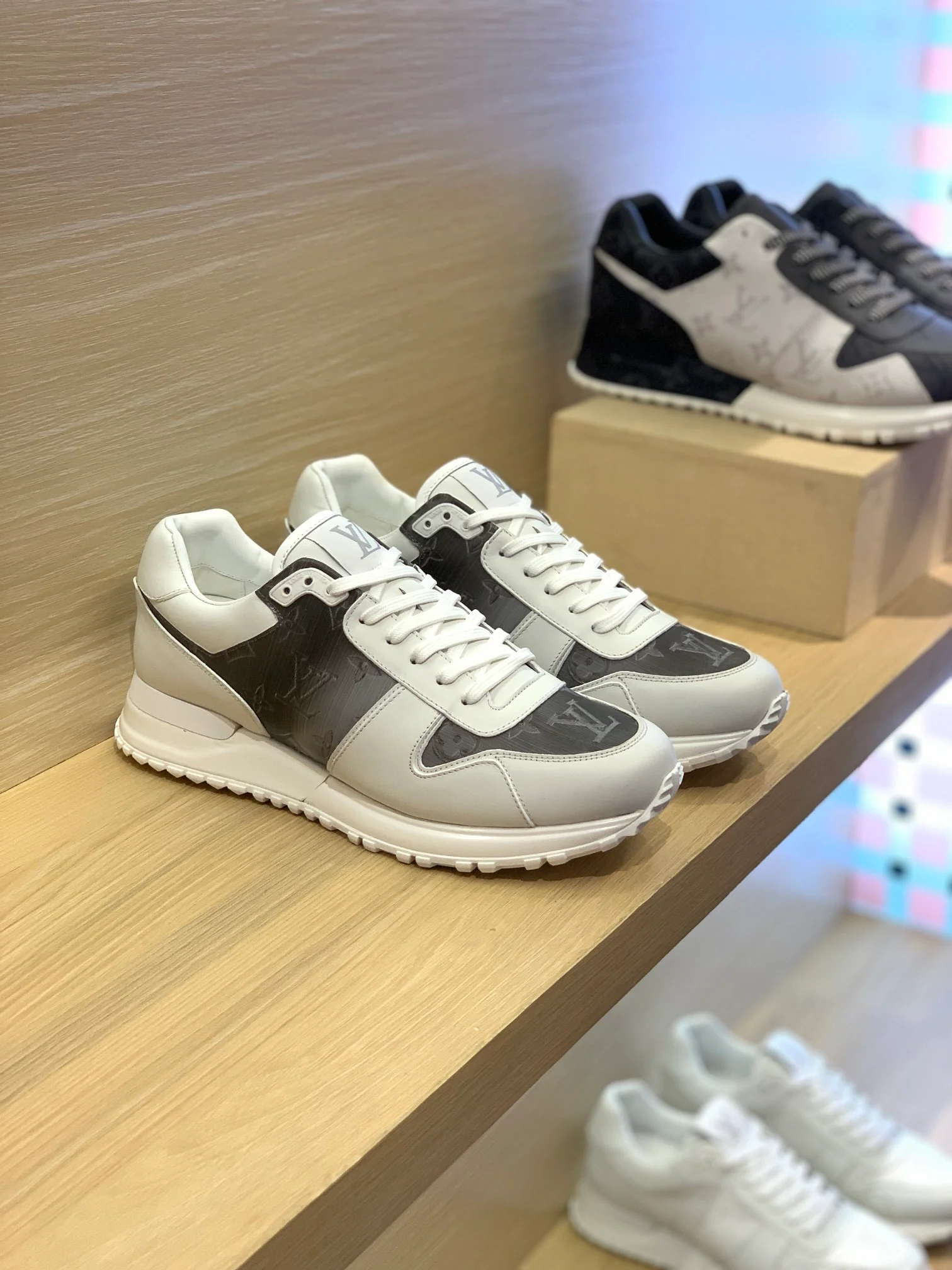 LV - Спортивная и повседневная обувь - Белая с переливающимся узором.