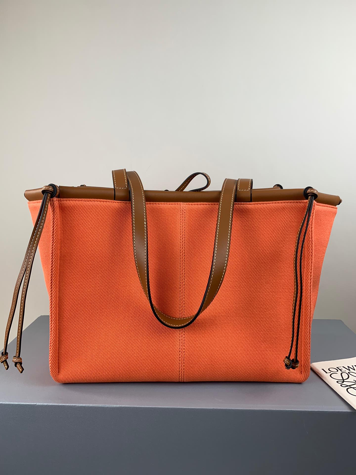 Сумка-тоут Loewe с подушкой, оранжево-коричневая кожа