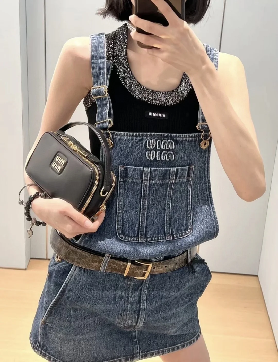 Сумка/кроссбоди для фотоаппарата Miu Miu из осенне-зимней коллекции - полностью кожаная, черная.