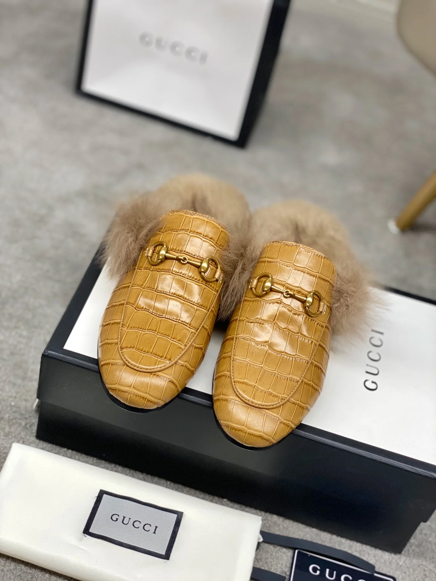 Бутик Gucci 2020 — Последний образ с подиума — Меховые тапочки — Каменный узор