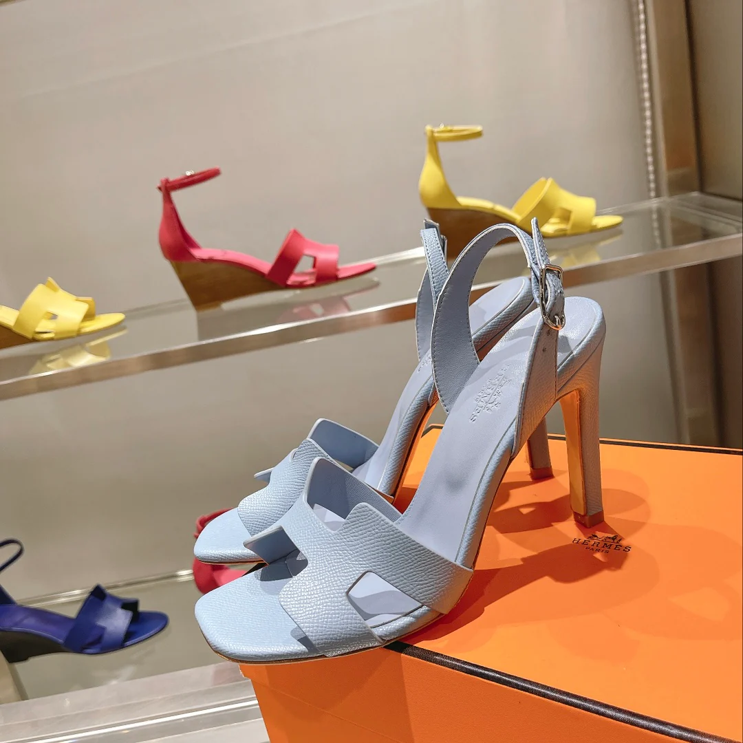 Новинка весны 2022 года от Hermes - сандалии на высоком каблуке.