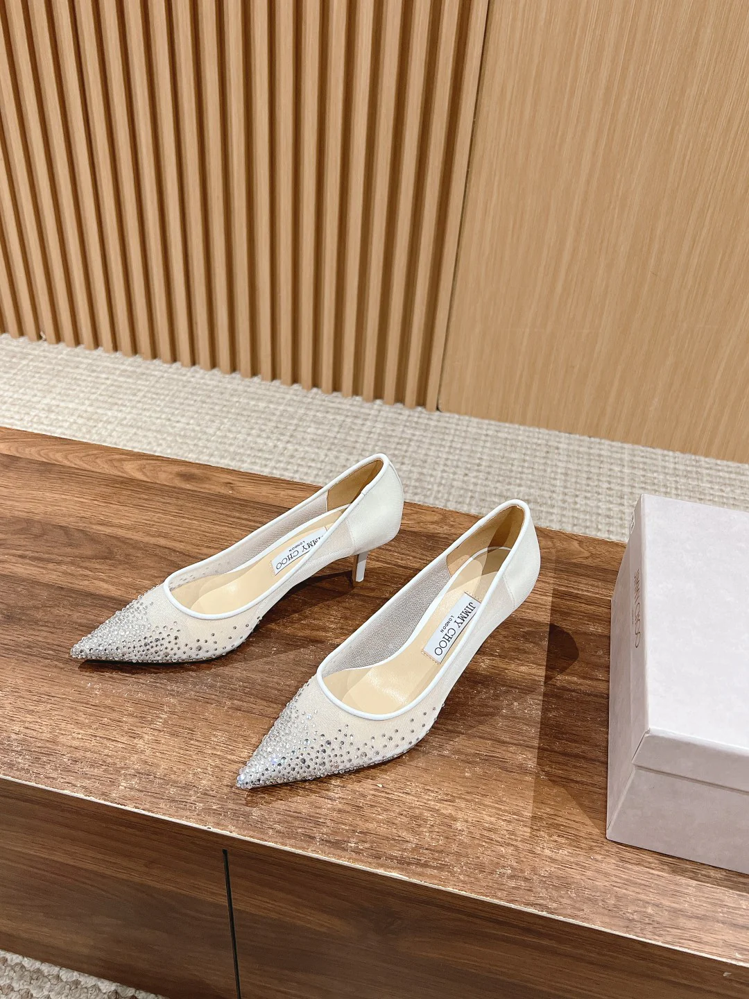 Туфли на высоком каблуке с острым носком и кристаллами Swarovski от Jimmy Swarovski - белые.