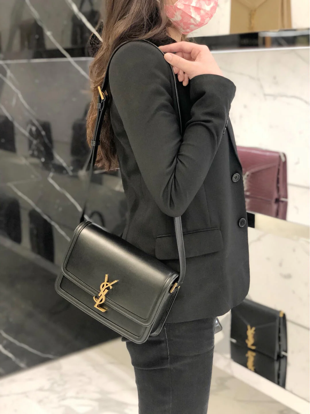 Сумка YSL Solferino Tofu Bag - Черная - 23 см - На фото: В образе.