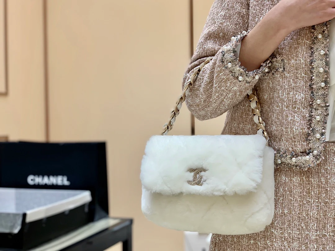 Сумка Chanel из овчины с бриллиантовой цепочкой