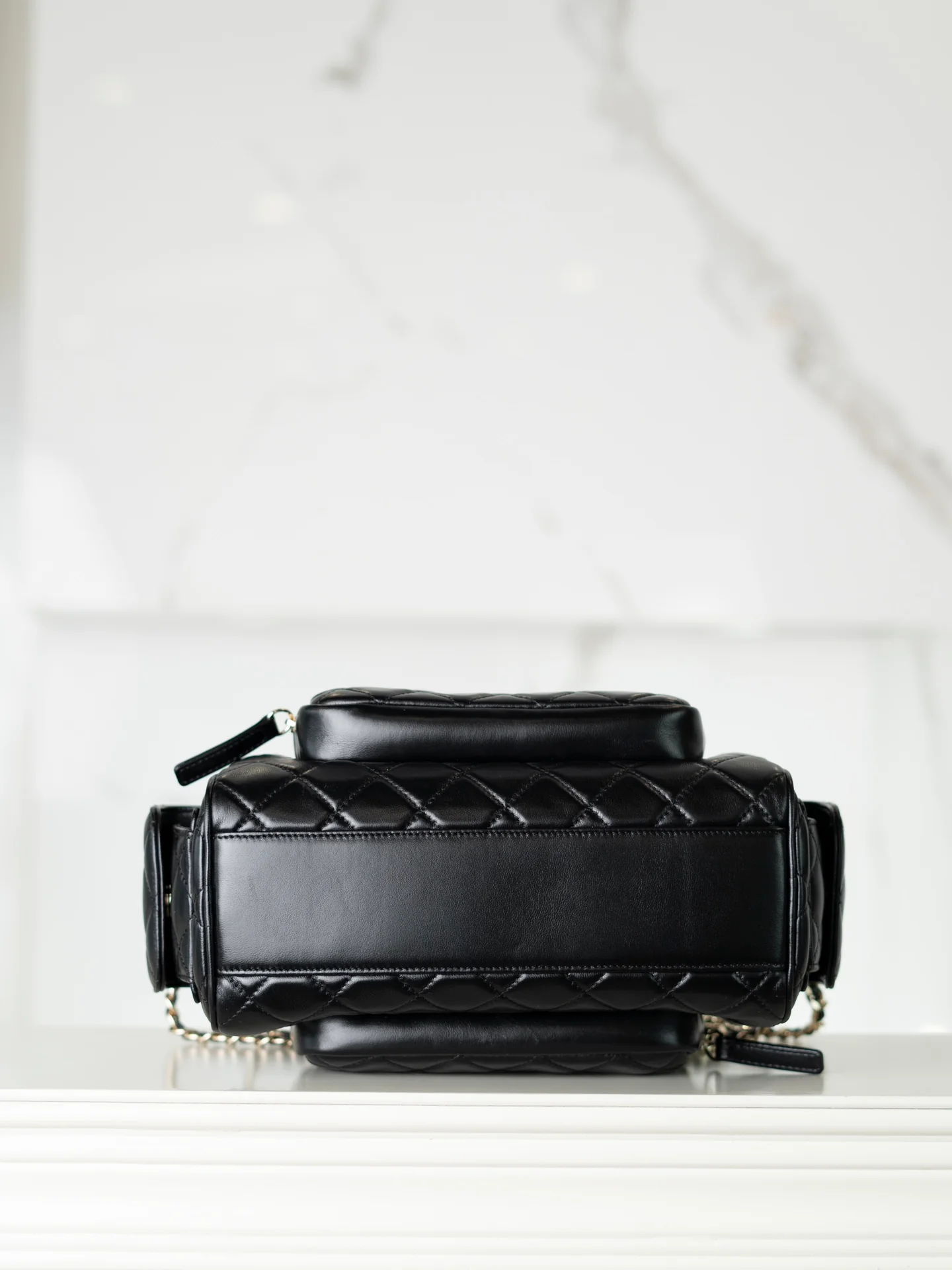 Большая многофункциональная сумка для фотоаппарата Chanel из 24-каратного золота — черная.