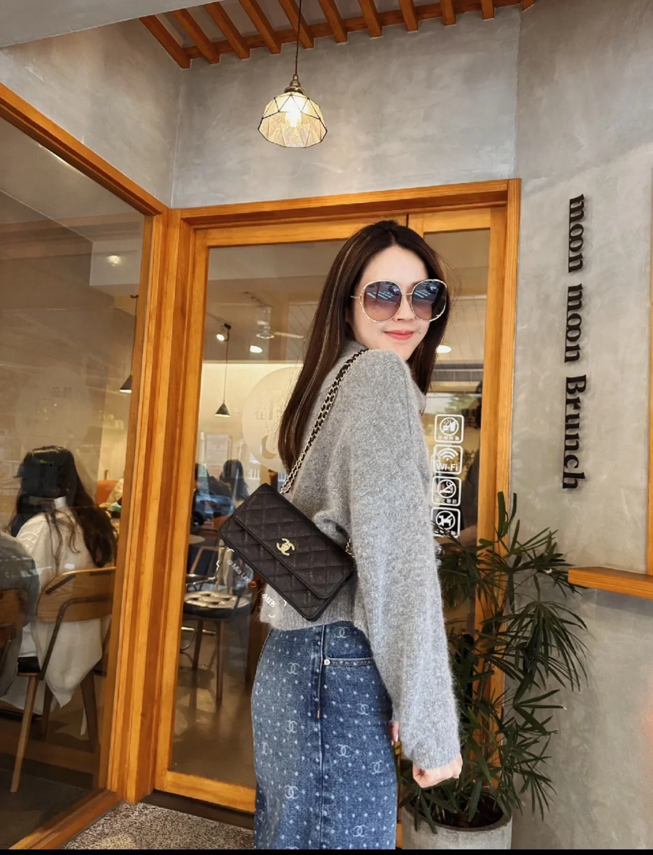 Коллекция Chanel Весна/Лето 2023 - Подвесной телефон-гармошка - WOC - Кожа с зернистой текстурой 