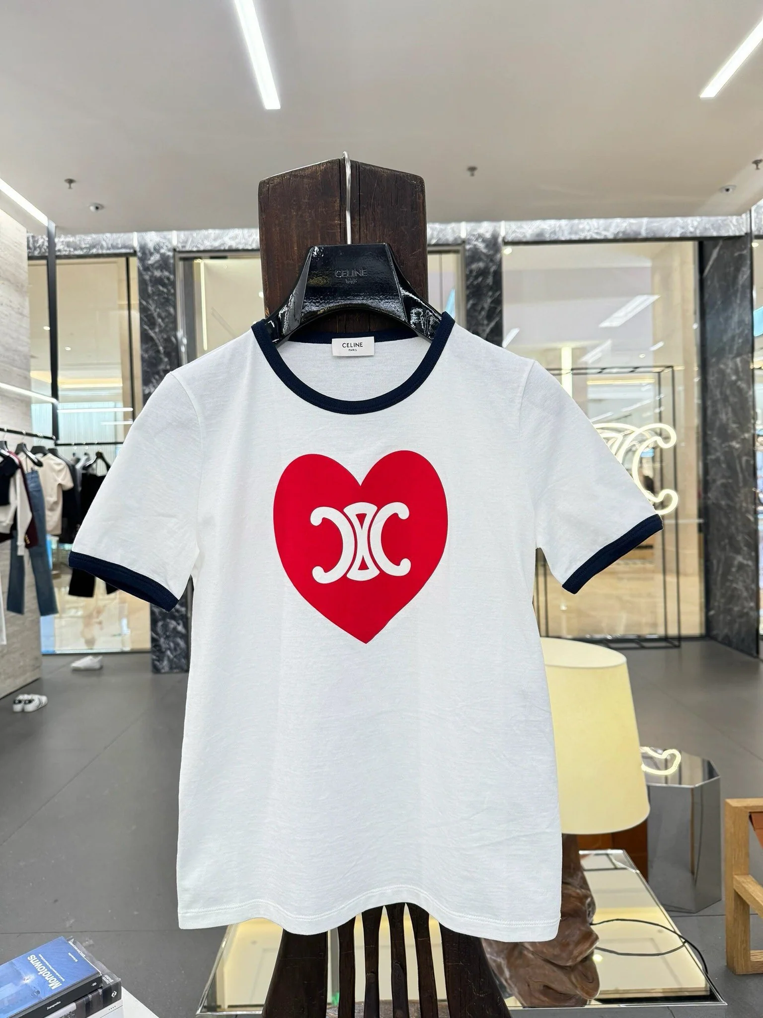 Футболка с коротким рукавом Celine-2403 с узором в виде сердечек.