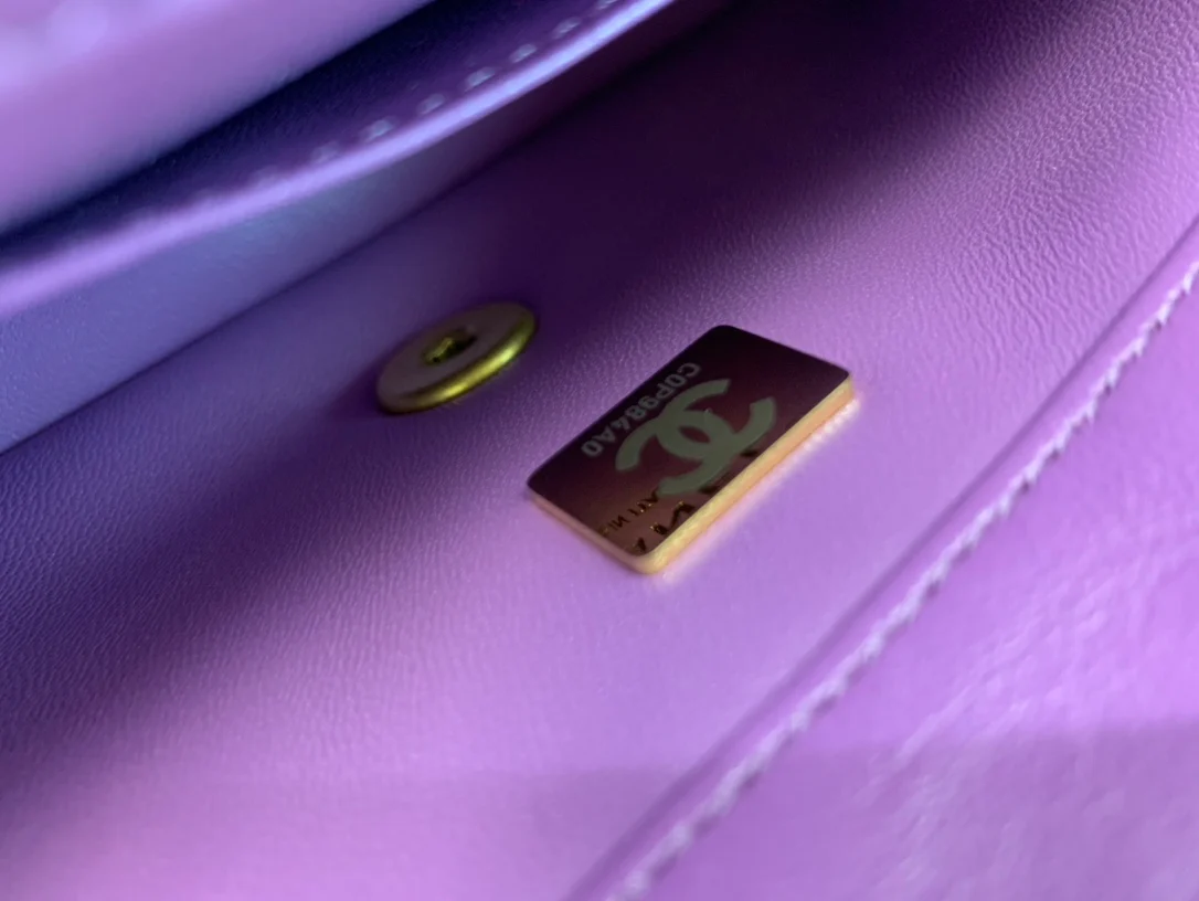 Новинка 2022 года от Chanel - квадратная сумка-мешок с эмалированной пряжкой.