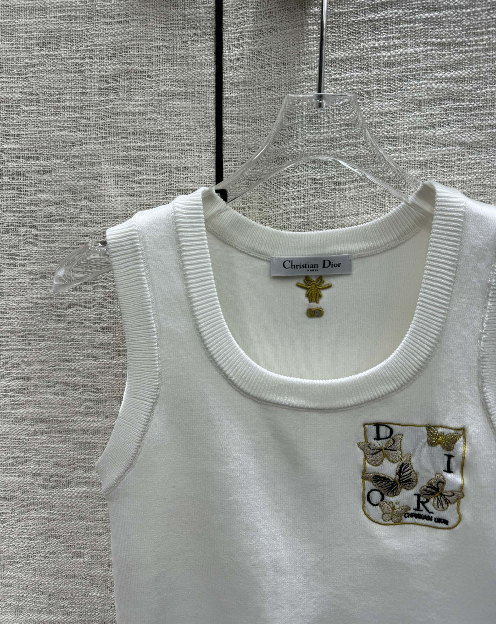 Вязаный жилет Dior 2403 с вышитой бабочкой и круглым вырезом - белый