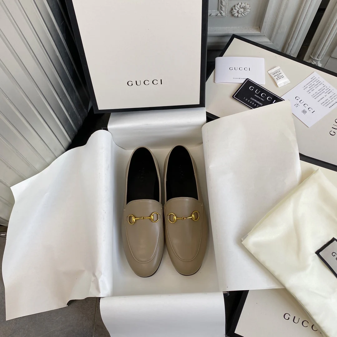 Новинка сезона весна/лето 2022 — двусторонние лоферы Gucci с пряжкой в ??виде конской уздечки.