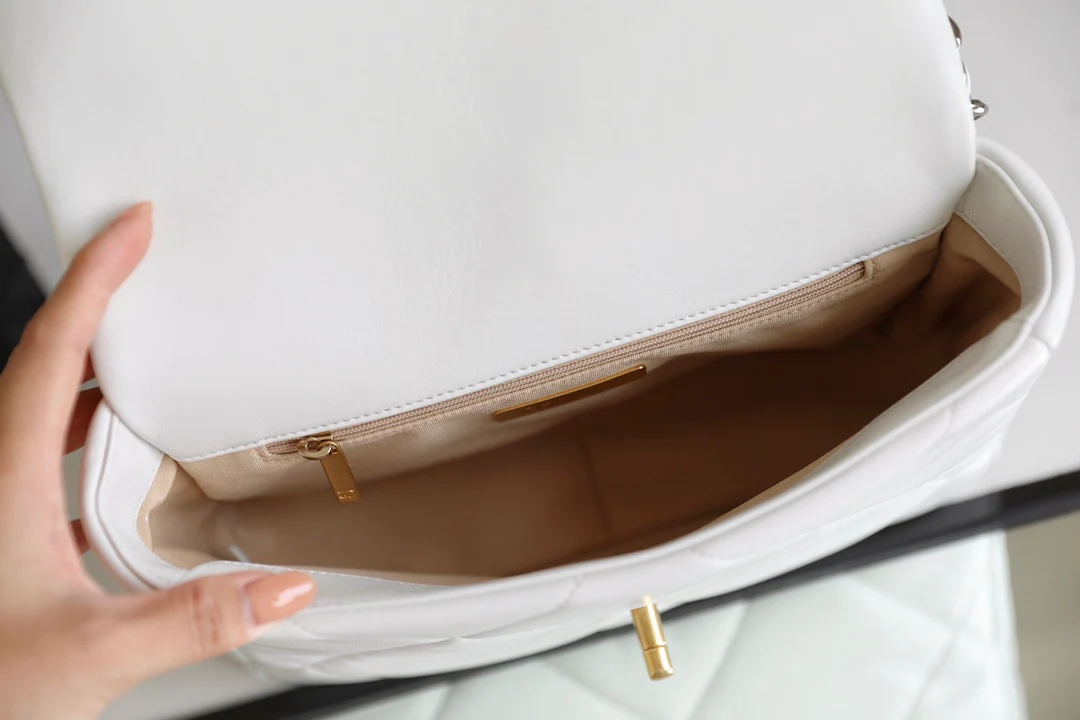 Сумка Chanel 19 - маленькая, белая.