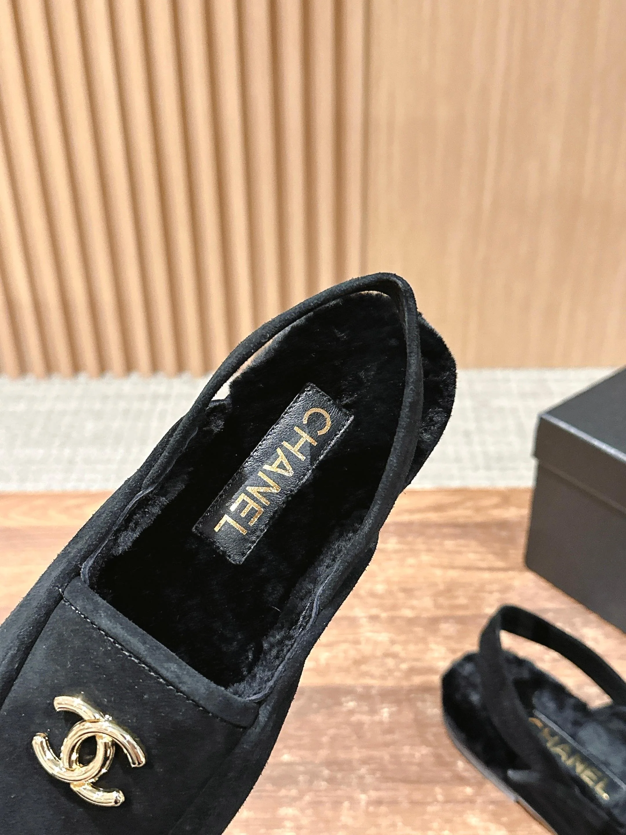 Новая коллекция Chanel 2025 года, начало осени: меховые туфли из черной замши.