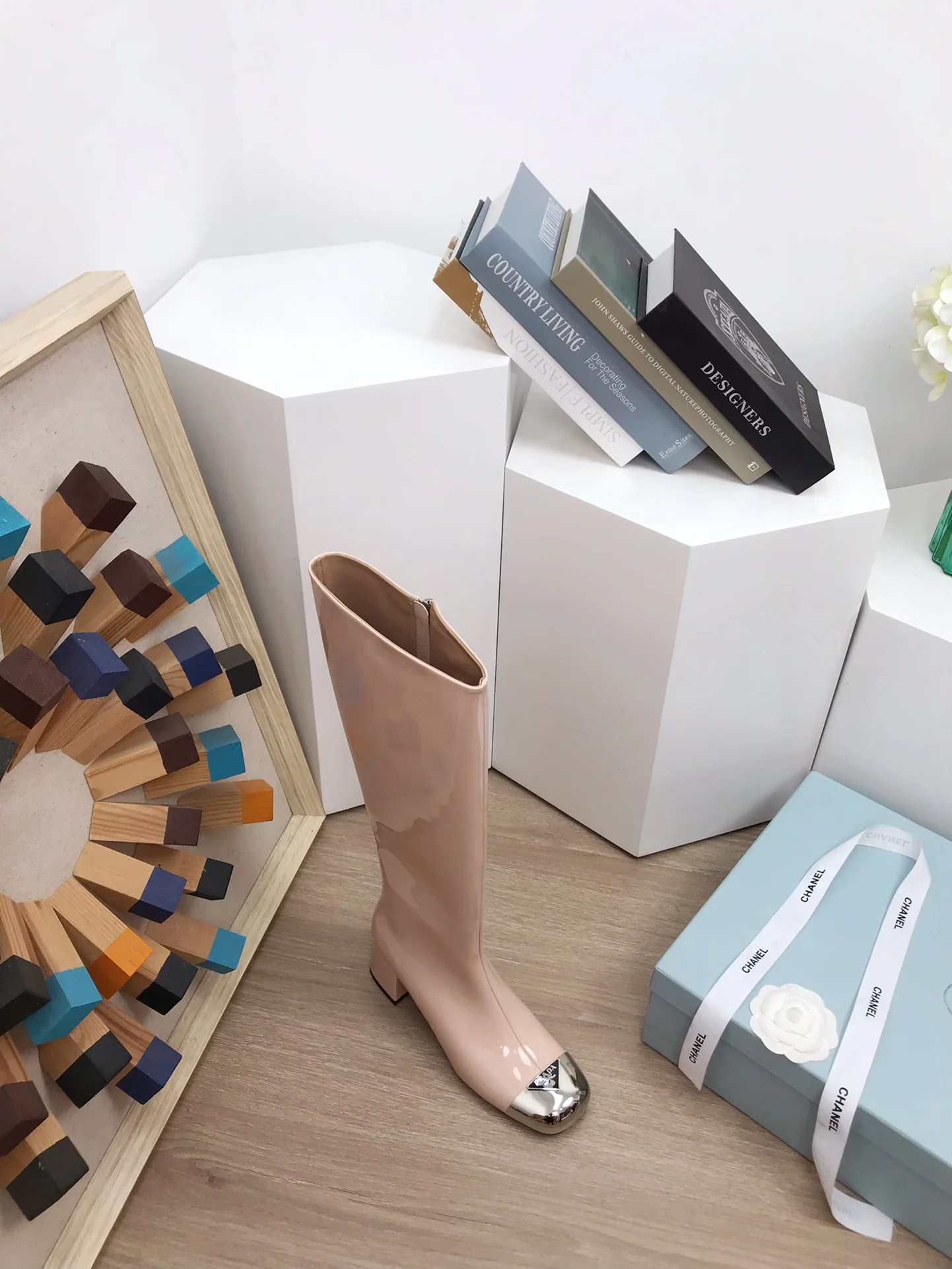 Коллекция Prada 2022 года с подиума - Металлические ботинки с закругленным носком