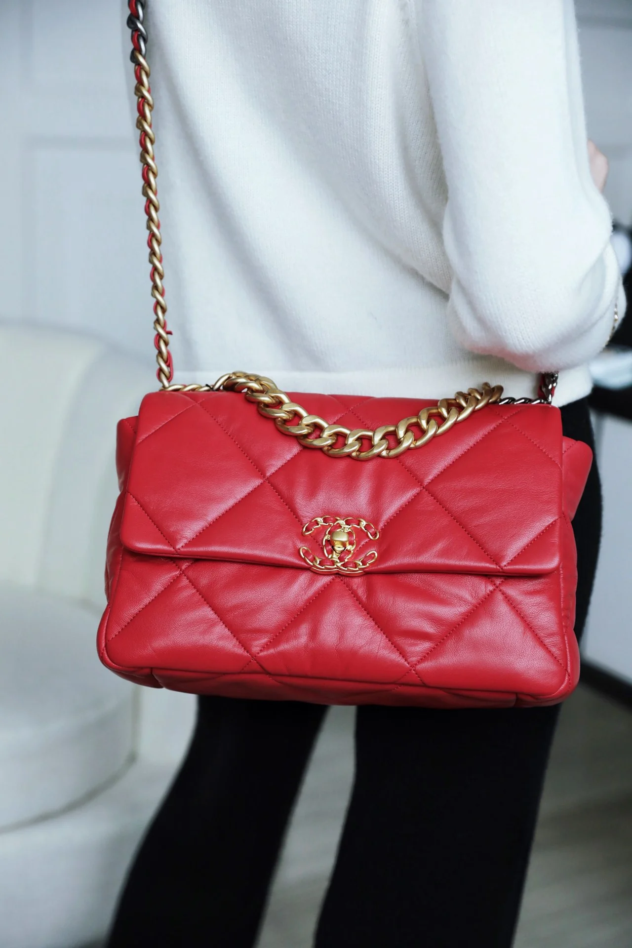 Сумка Chanel 19 — средний размер, красная.