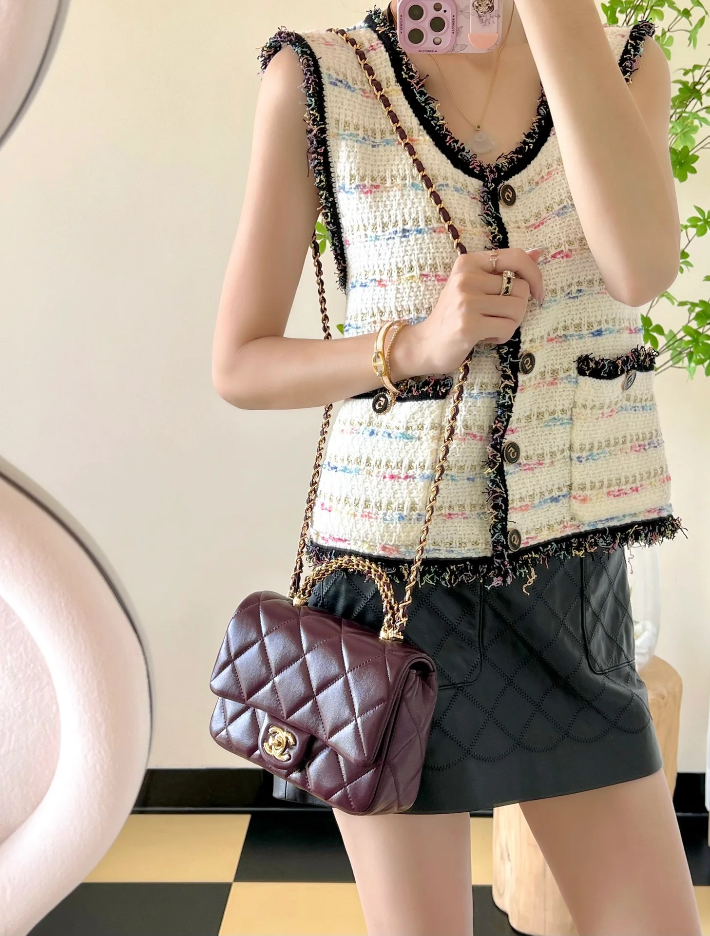 Маленькая бордовая сумочка Chanel с клапаном и привинчивающейся ручкой.