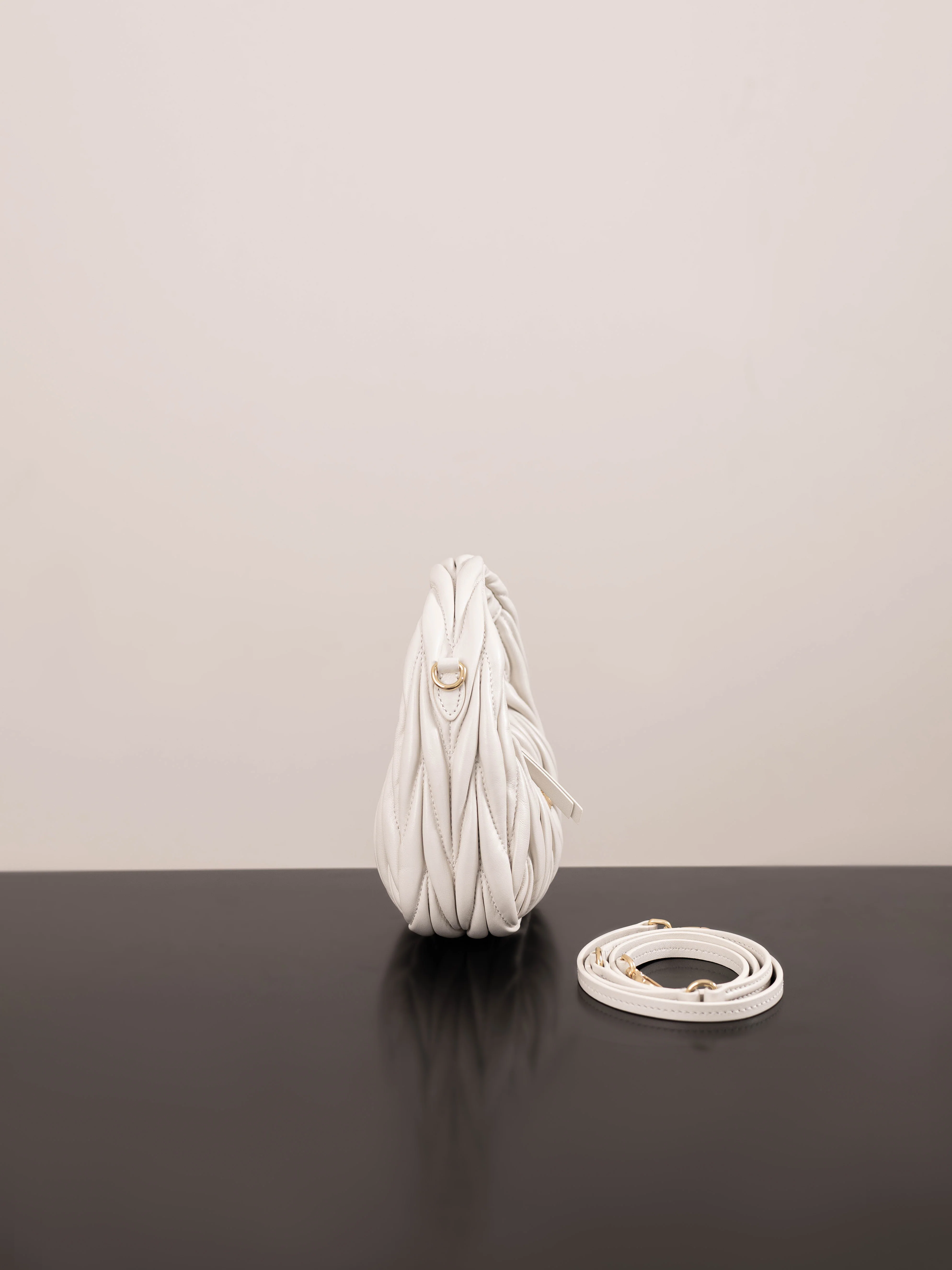 Miu Miu - Миниатюрная сумочка из овечьей кожи - Белая