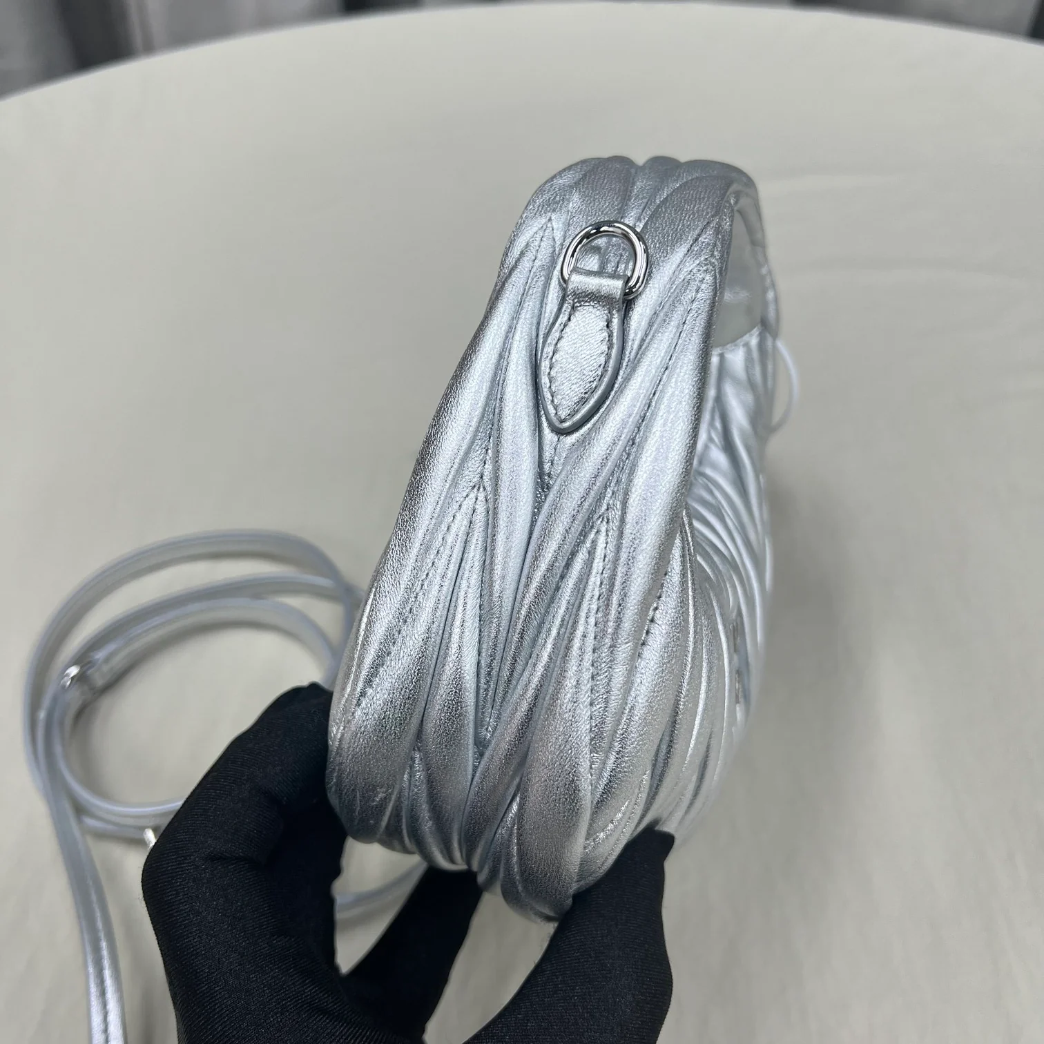 Сумочка Miu Miu Wander, миниатюрная, из овечьей кожи, серебристая.