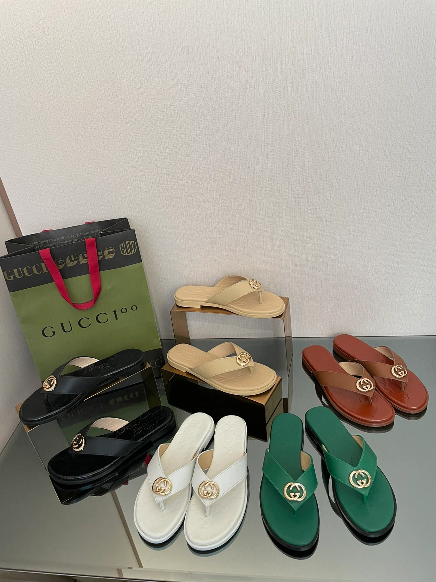 Шлёпанцы с логотипом Gucci - Изображение из коллекции