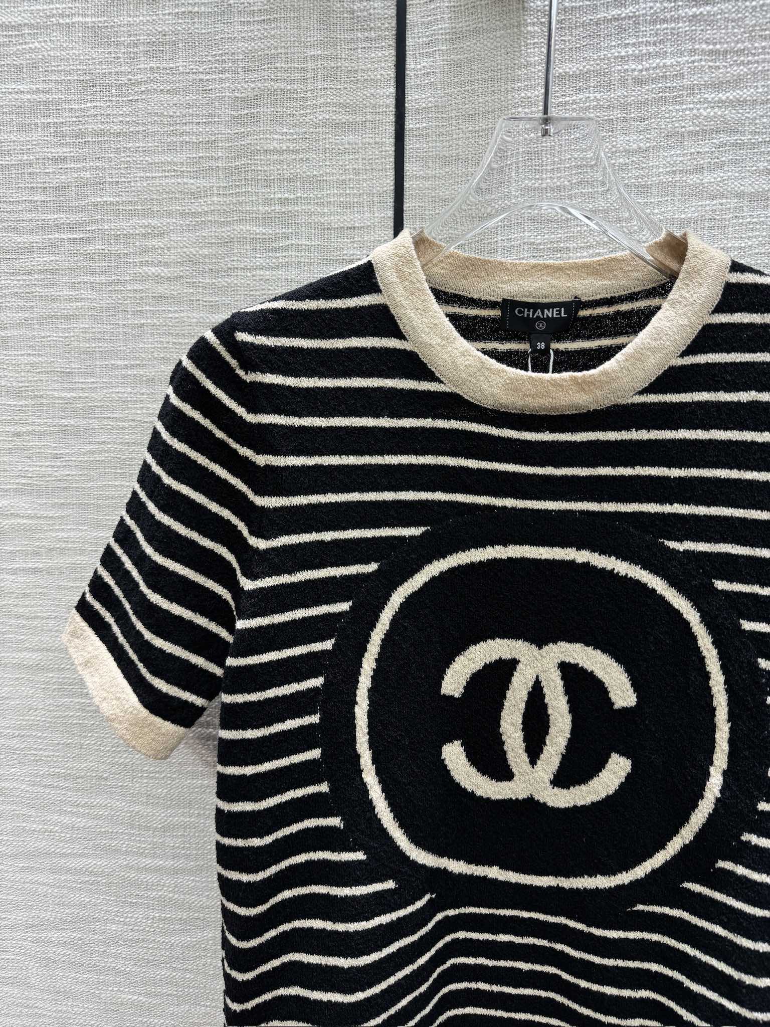 Коллекция Chanel Весна/Лето 2024: Новый винтажный полосатый трикотажный джемпер с коротким рукавом