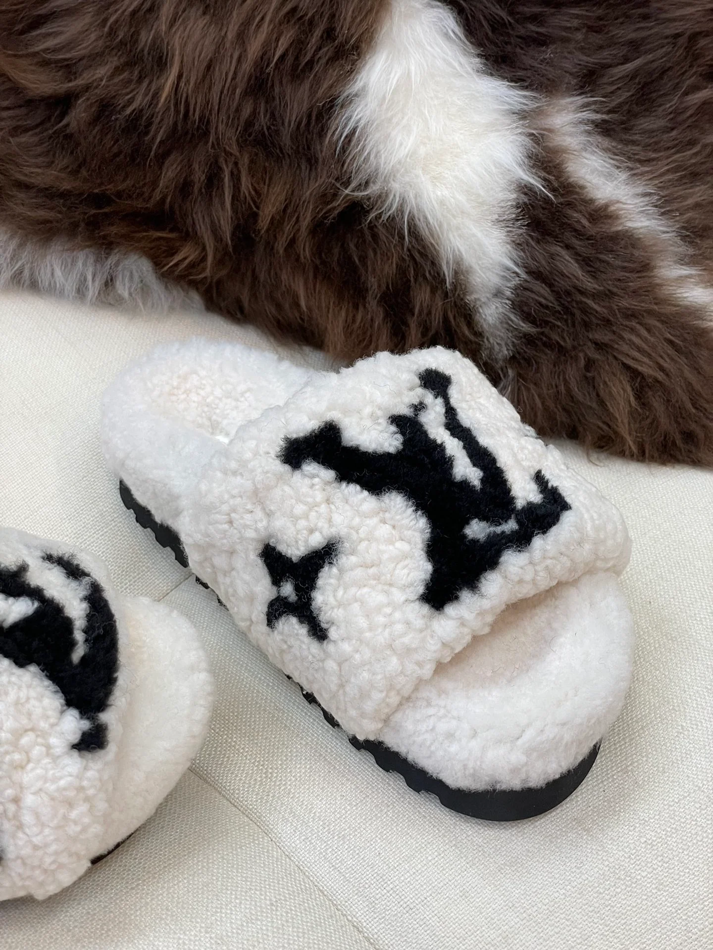 LV - Новые шерстяные тапочки из коллекции осень/зима 2022