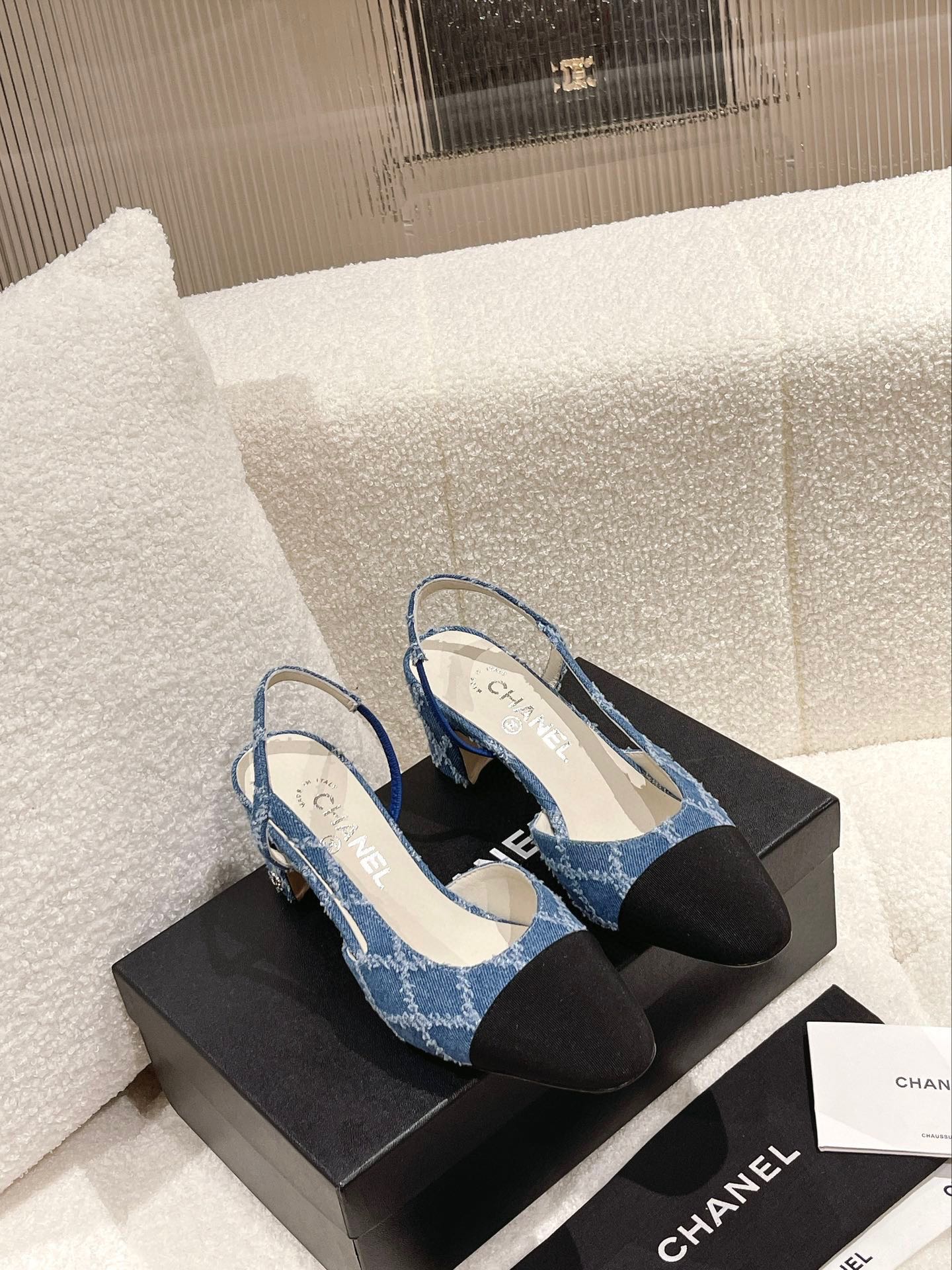 Классические босоножки Chanel на низком каблуке с двухцветным вырезом на пятке — синие.