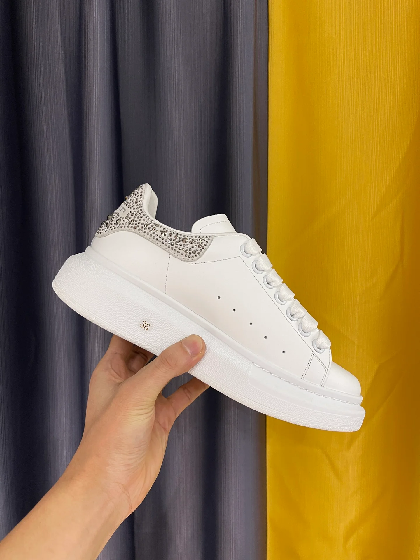 Классические белые кроссовки McQueen - унисекс - серебристый каблук с бриллиантами - премиум-издание