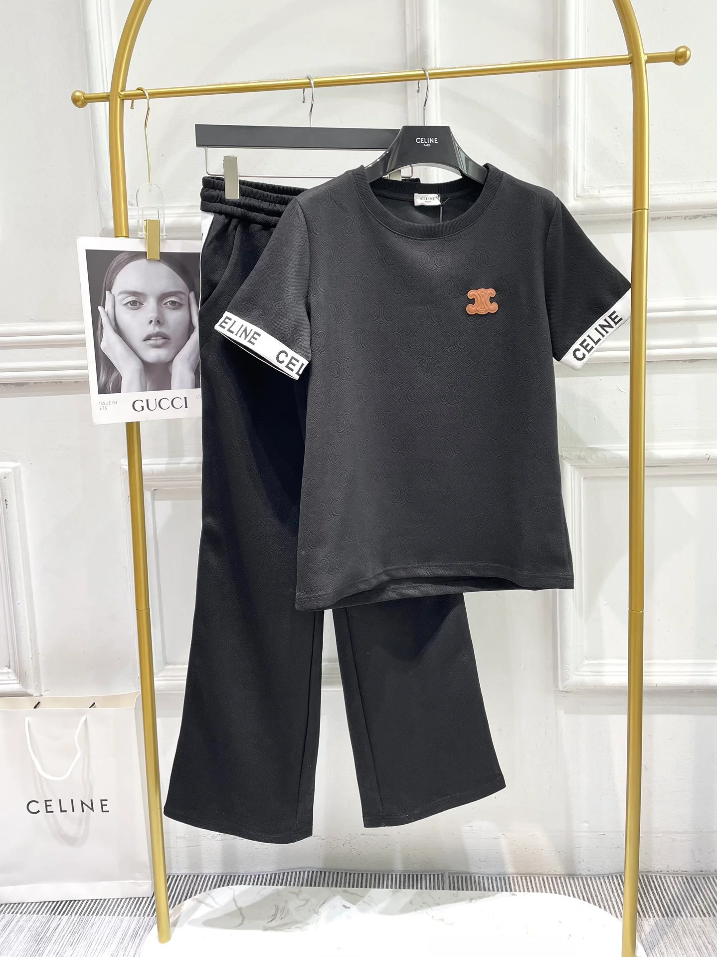 Комплект Celine-2403: футболка с коротким рукавом и брюки с тисненым узором ?Триумфальная арка? — черный.