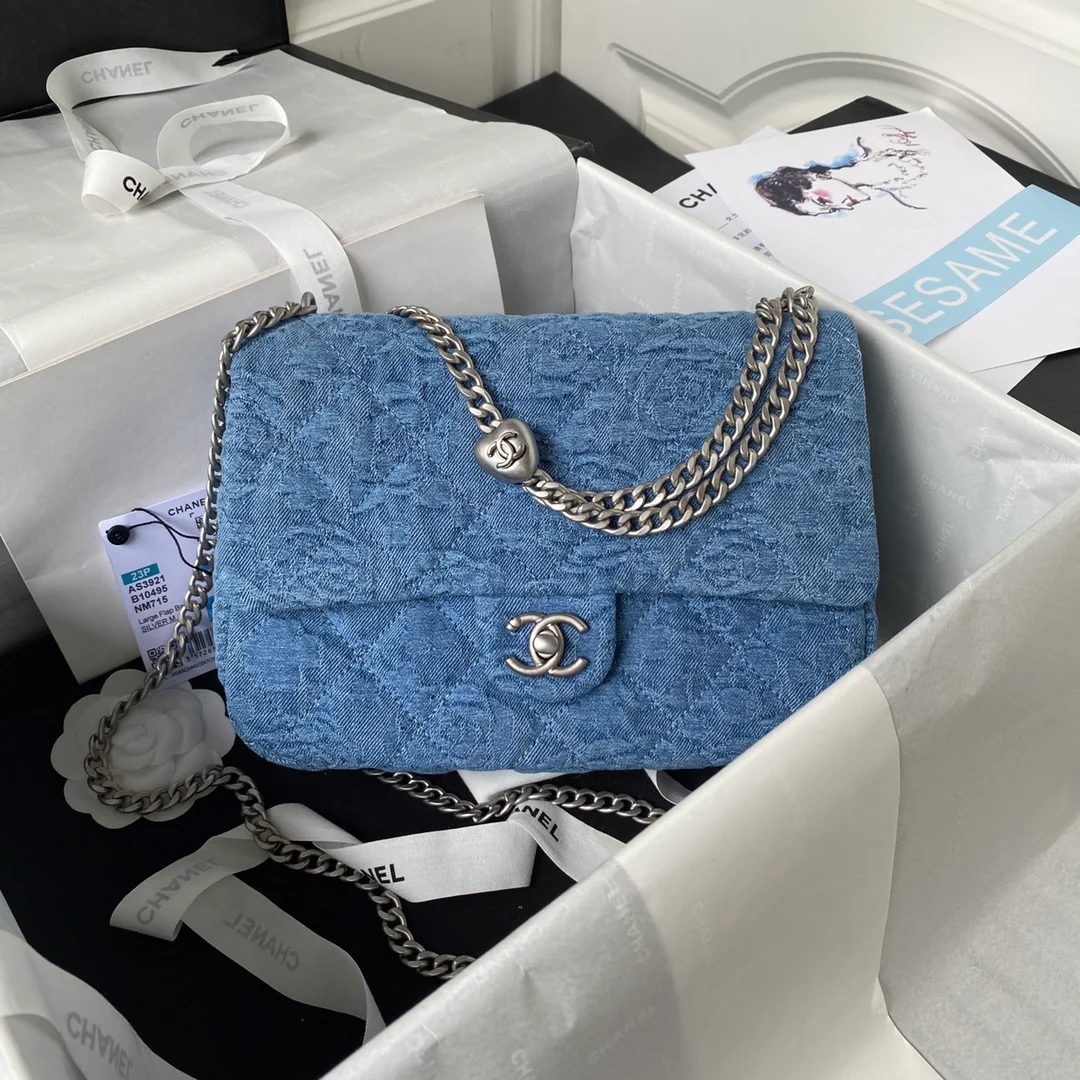 Новинка сезона весна/лето 2023 от Chanel - Сумка для тренировок в форме сердца - CF Bag - Большой размер - Джинсовая ткань - 1