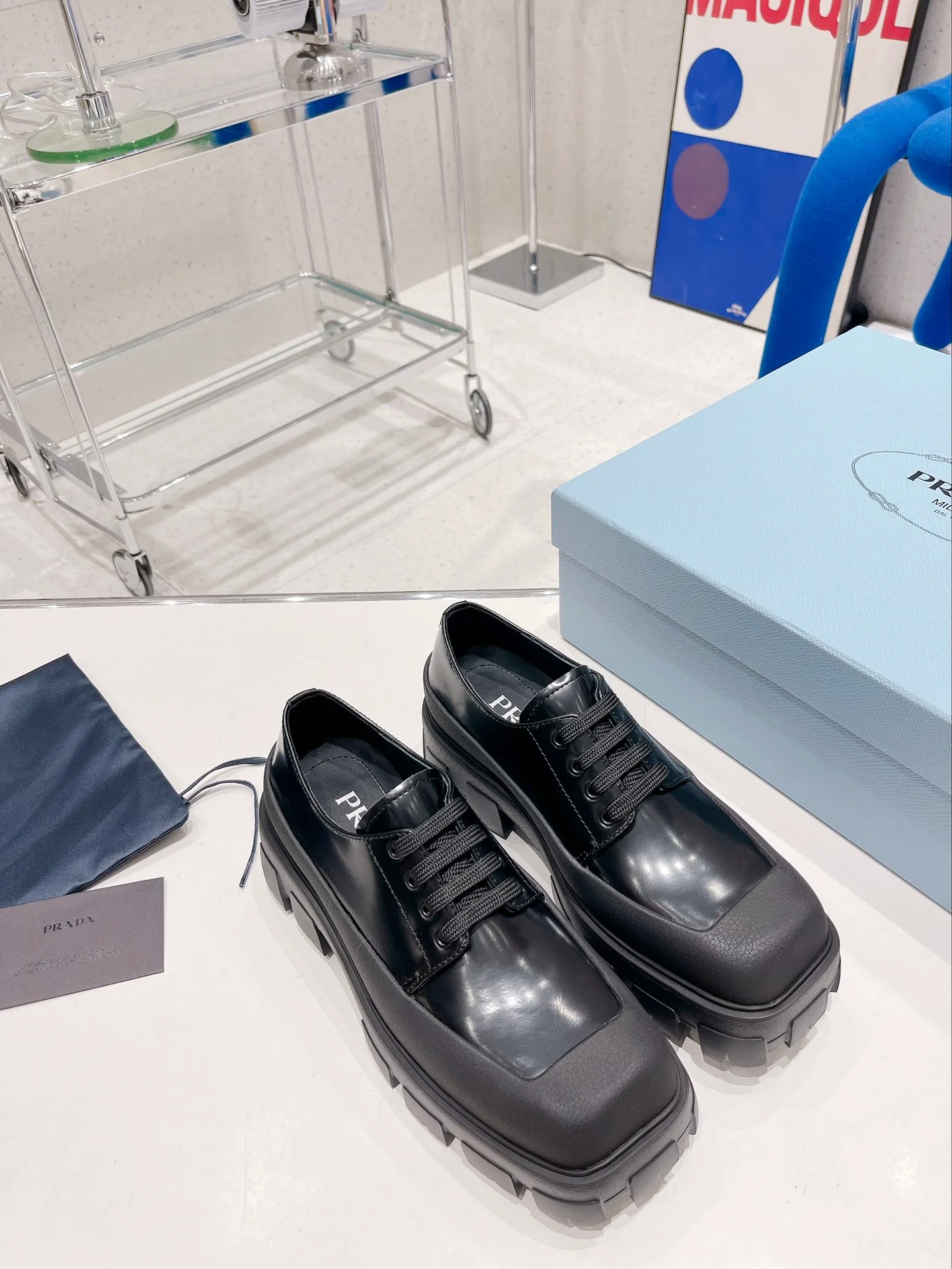 Новинка Prada 2022 года - лоферы на платформе с квадратным носком.