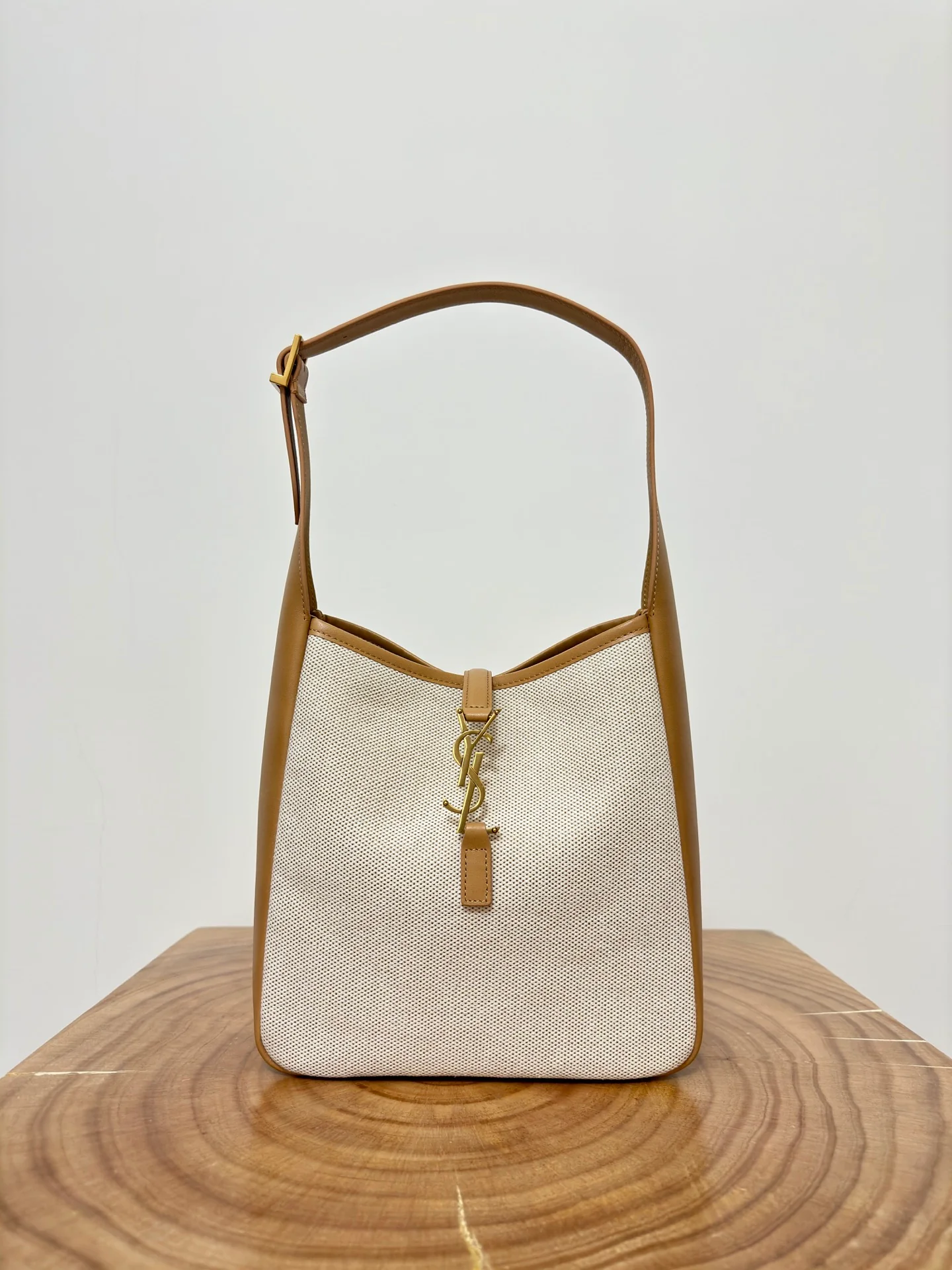 Сумка-хобо YSL Le 5 A 7 из мягкой канвасной ткани карамельного цвета - в стиле Гули Нажа.