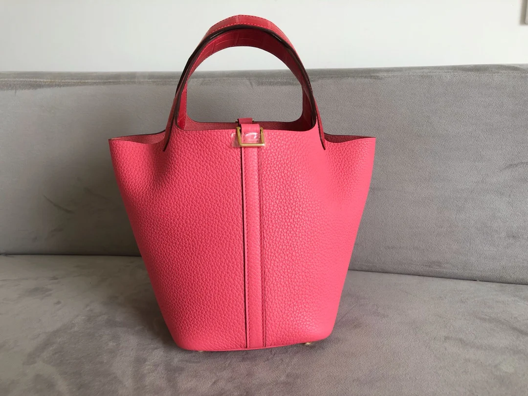 Помада-пудра Hermes Picotin 18 TC с рисунком под крокодиловую кожу и золотой пряжкой.