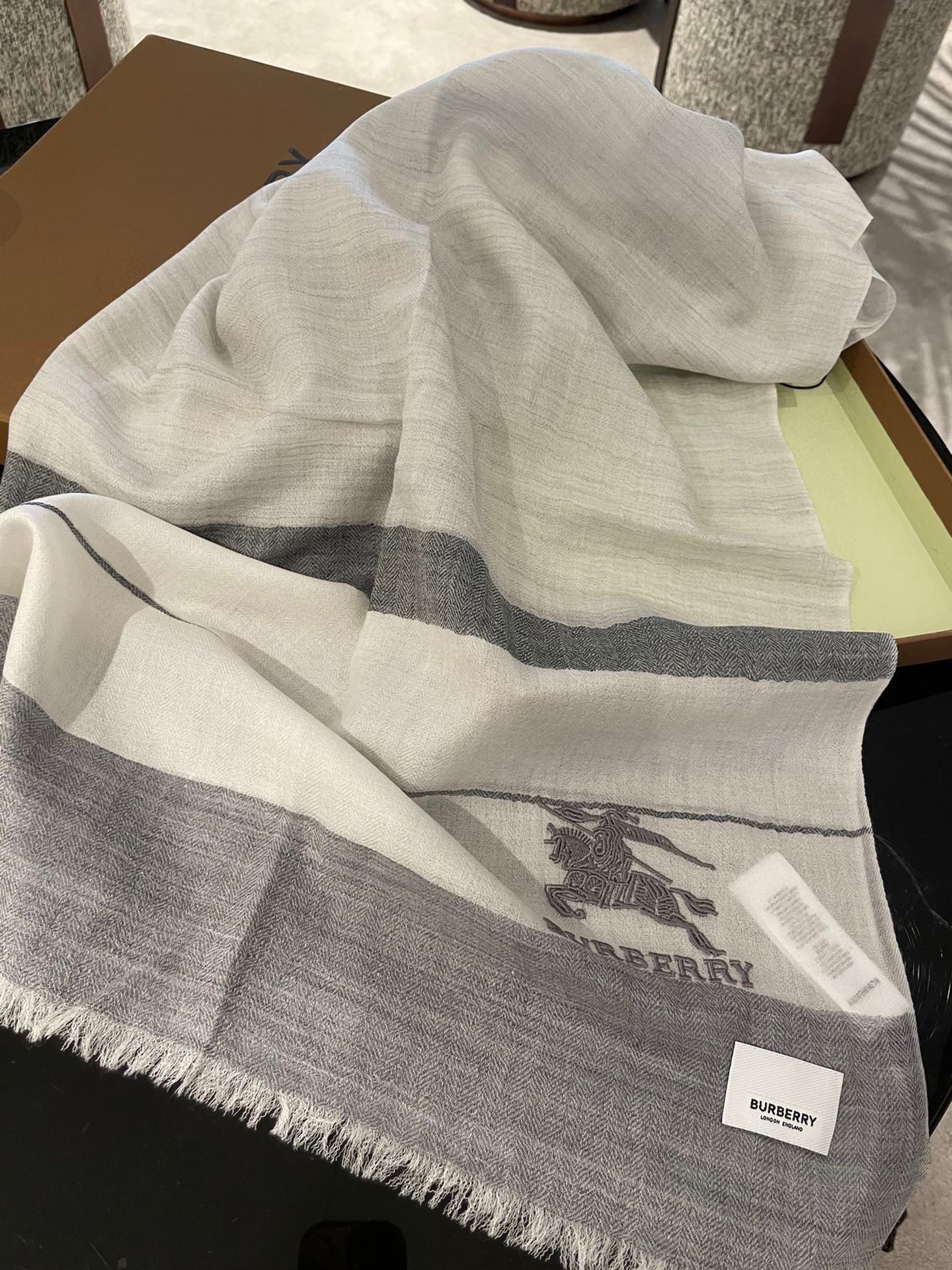 Кашемировый шарф Burberry Wave с волнистой текстурой - 105 см x 180 см - серый