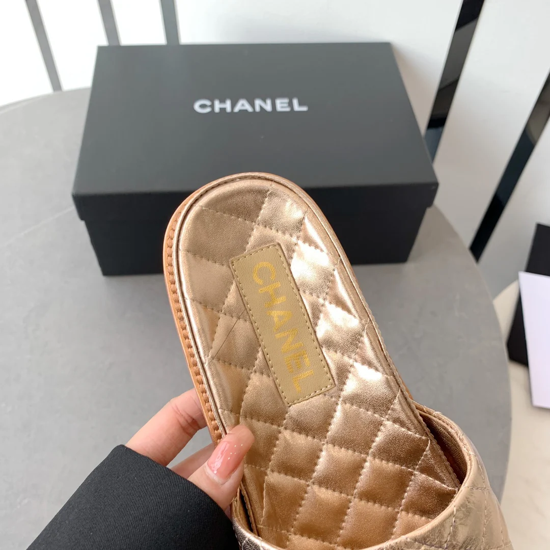 Новинка сезона осень/зима 2022 от Chanel - Тапочки из овечьей кожи - Золотистые