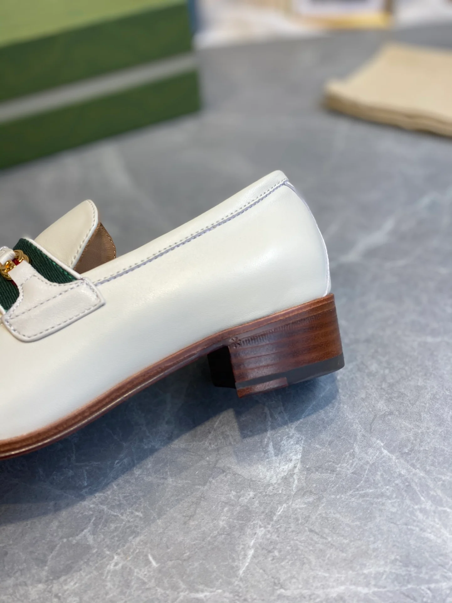 Лоферы Gucci с кисточками