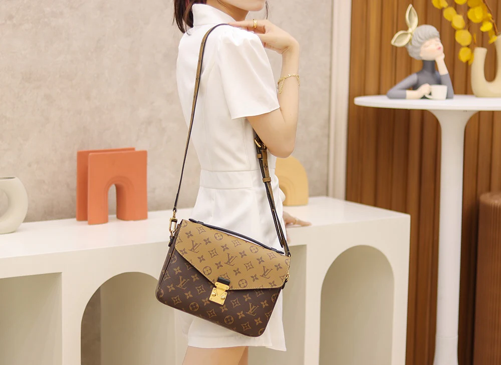 m44876-LV-Классическая сумка-мессенджер с контрастным монограммным принтом