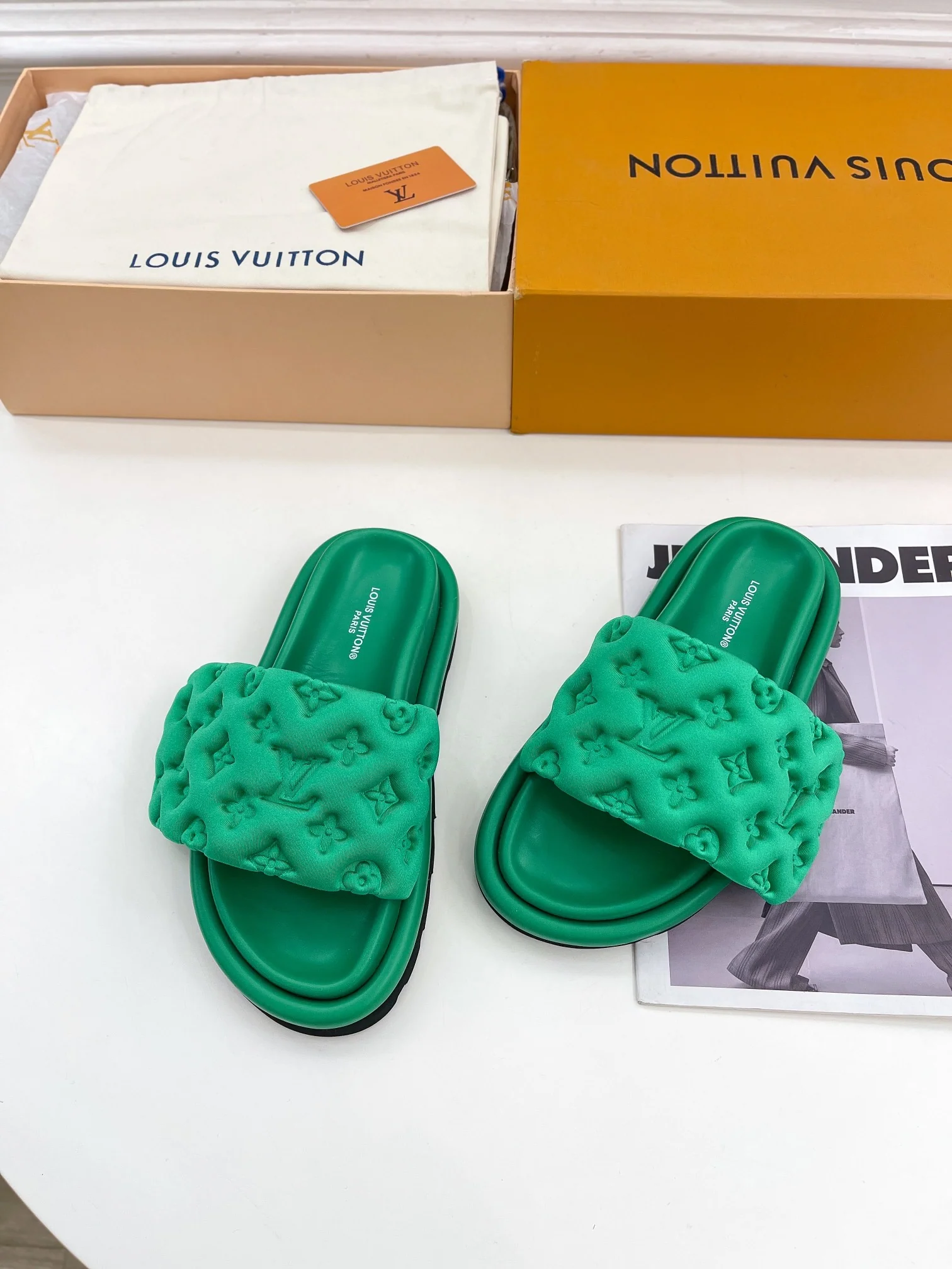 Новинка сезона весна/лето 2023 от LV - Тисненые тапочки - Зеленые