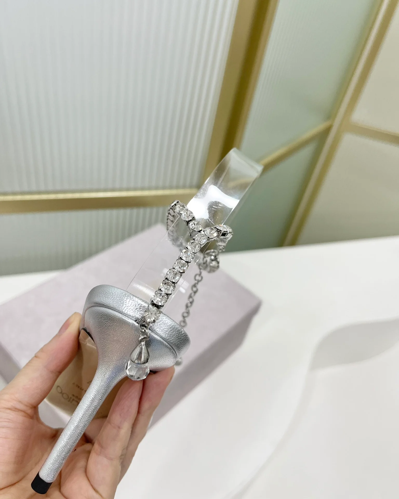 Jimmy - Новинка 2023 года - Босоножки на высоком каблуке с открытым носком и цепочкой - 8-5 см - Серебристые